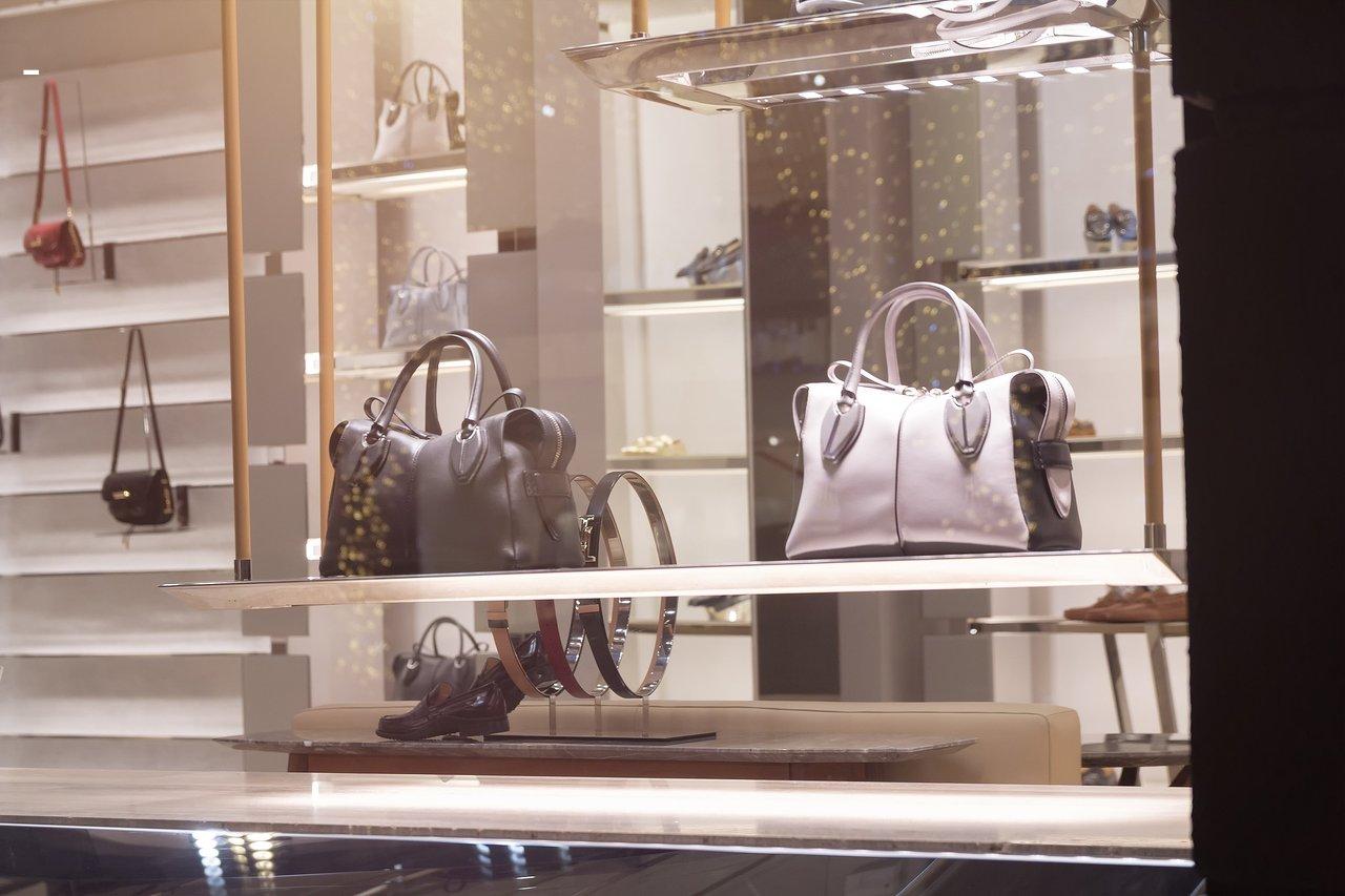 Intérieur lumineux et élégant d'une boutique Passage du Désir à Paris, mettant en valeur une sélection de sextoys haut de gamme dans un cadre luxury boutique interior.