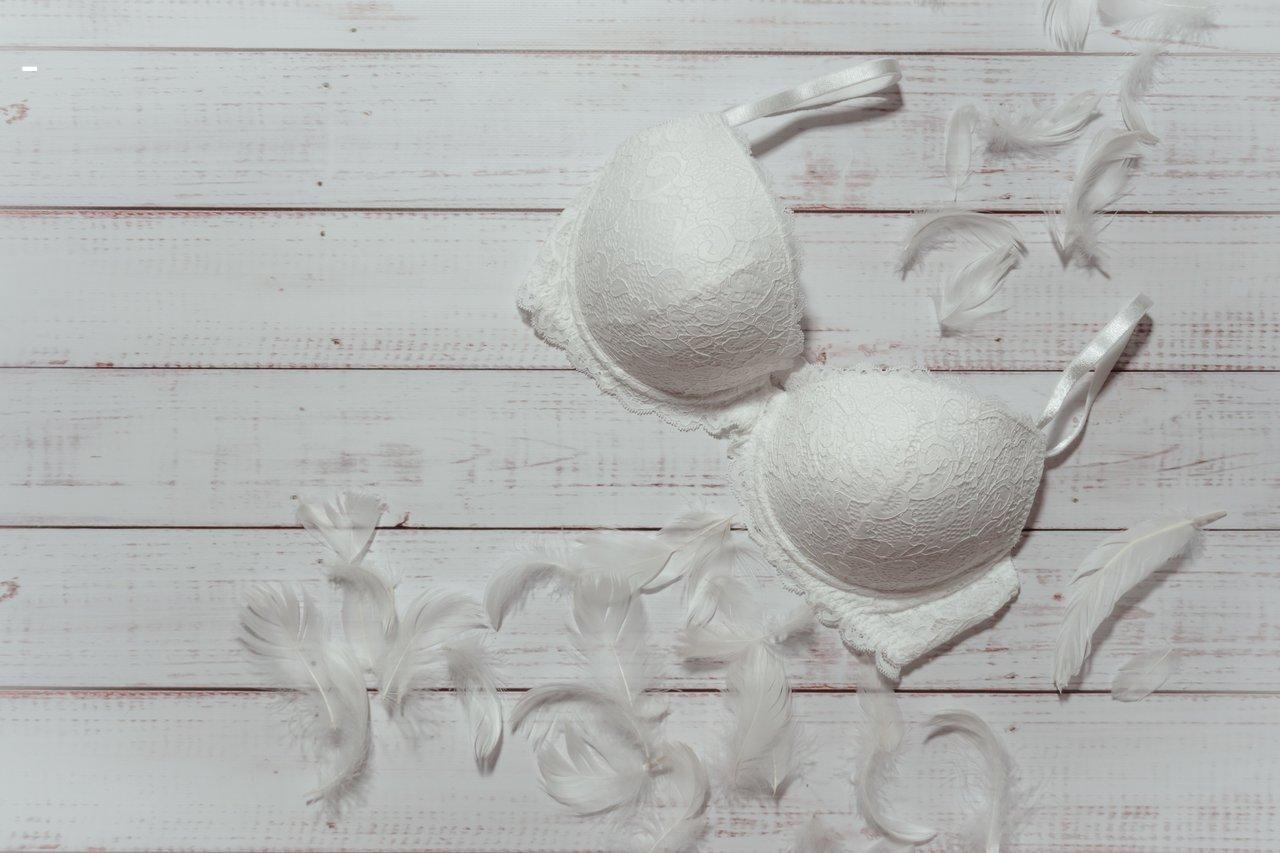 Zoom sur un white lace bra, soutien-gorge sans armature grande taille, alliant finesse et confort.