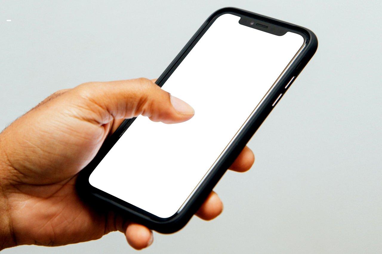 Étui en silicone noir élégant pour le Womanizer Premium 2, pratique pour un rangement discret et hygiénique.