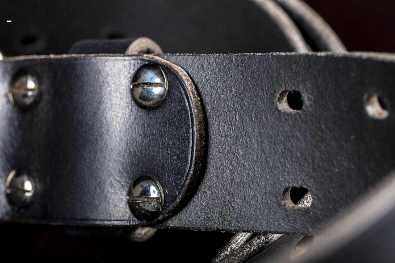 Menottes en vegan leather avec mousquetons métalliques et doublure mousse, idéales pour des jeux de bondage prolongés.